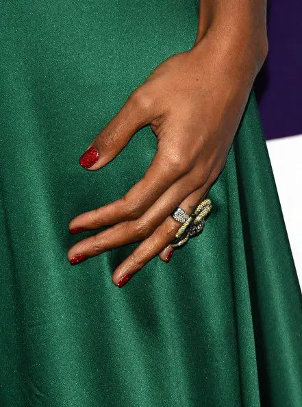 what-color-nails-with-emerald-green-dress